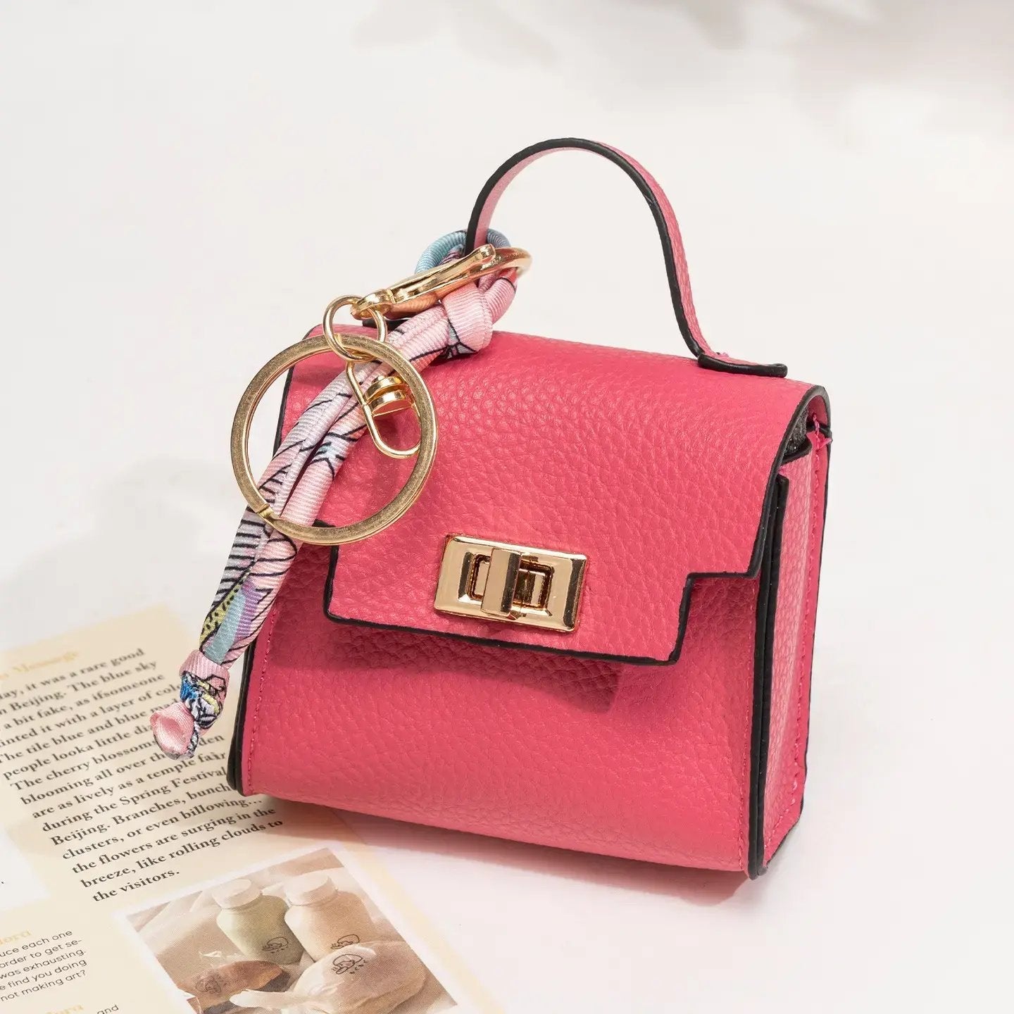 👜✨ Mini-borsa con ciondolo e foulard: - Pelle di alta qualità con cinturino colorato e un tocco di classe per la tua borsa preferita!