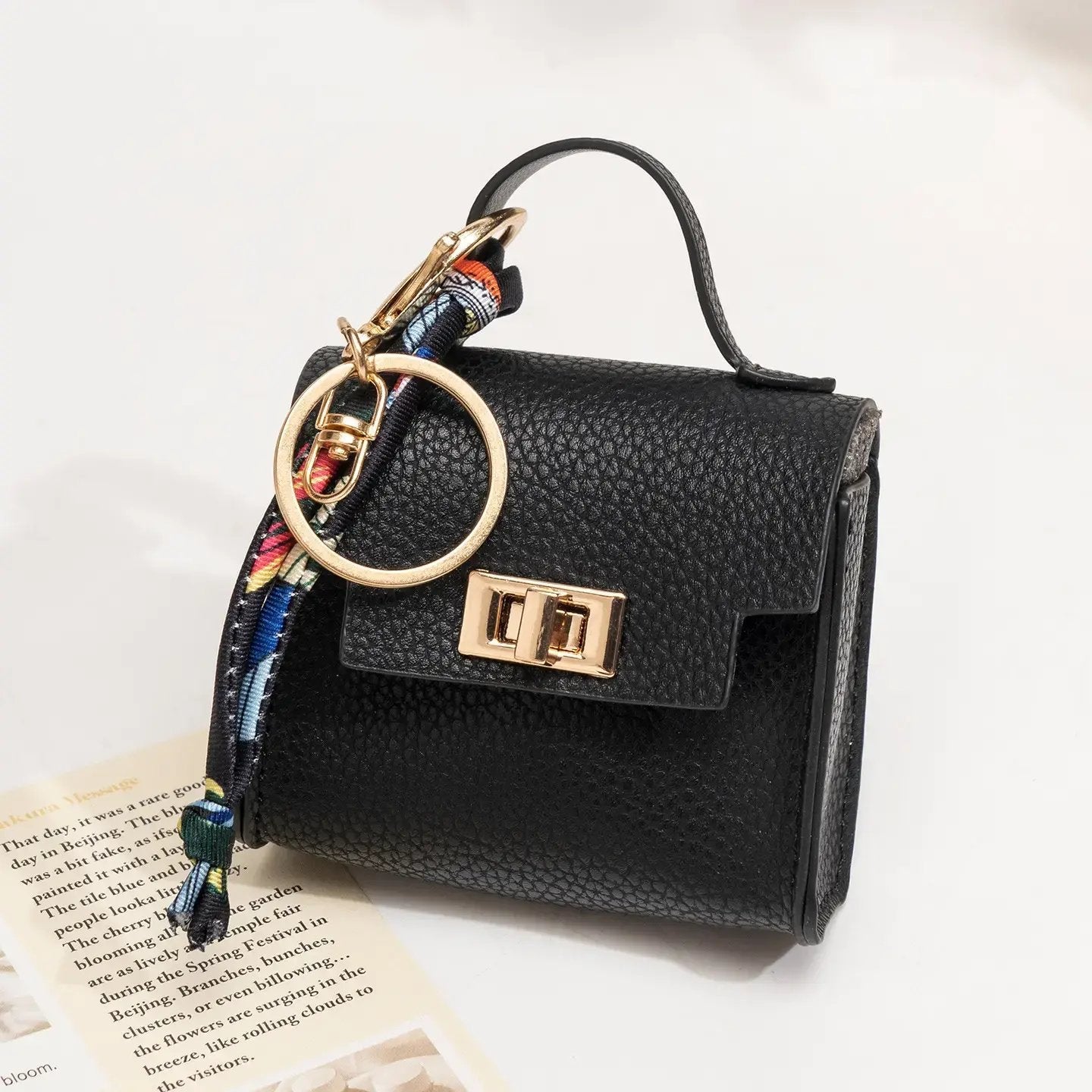 👜✨ Mini-borsa con ciondolo e foulard: - Pelle di alta qualità con cinturino colorato e un tocco di classe per la tua borsa preferita!