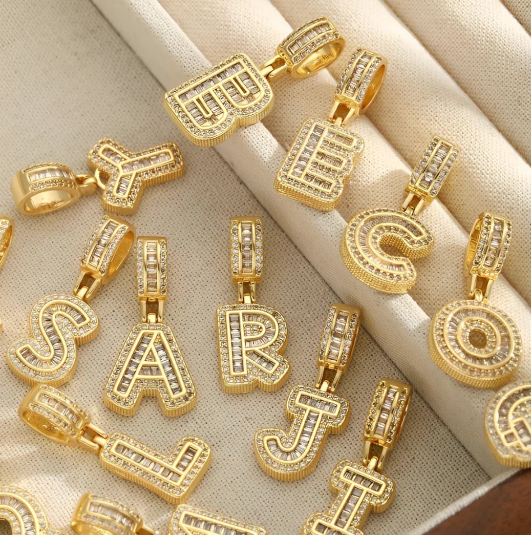 🎁Offerta di Capodanno, sconto del 50%💖 Set di 2 ciondoli con letter