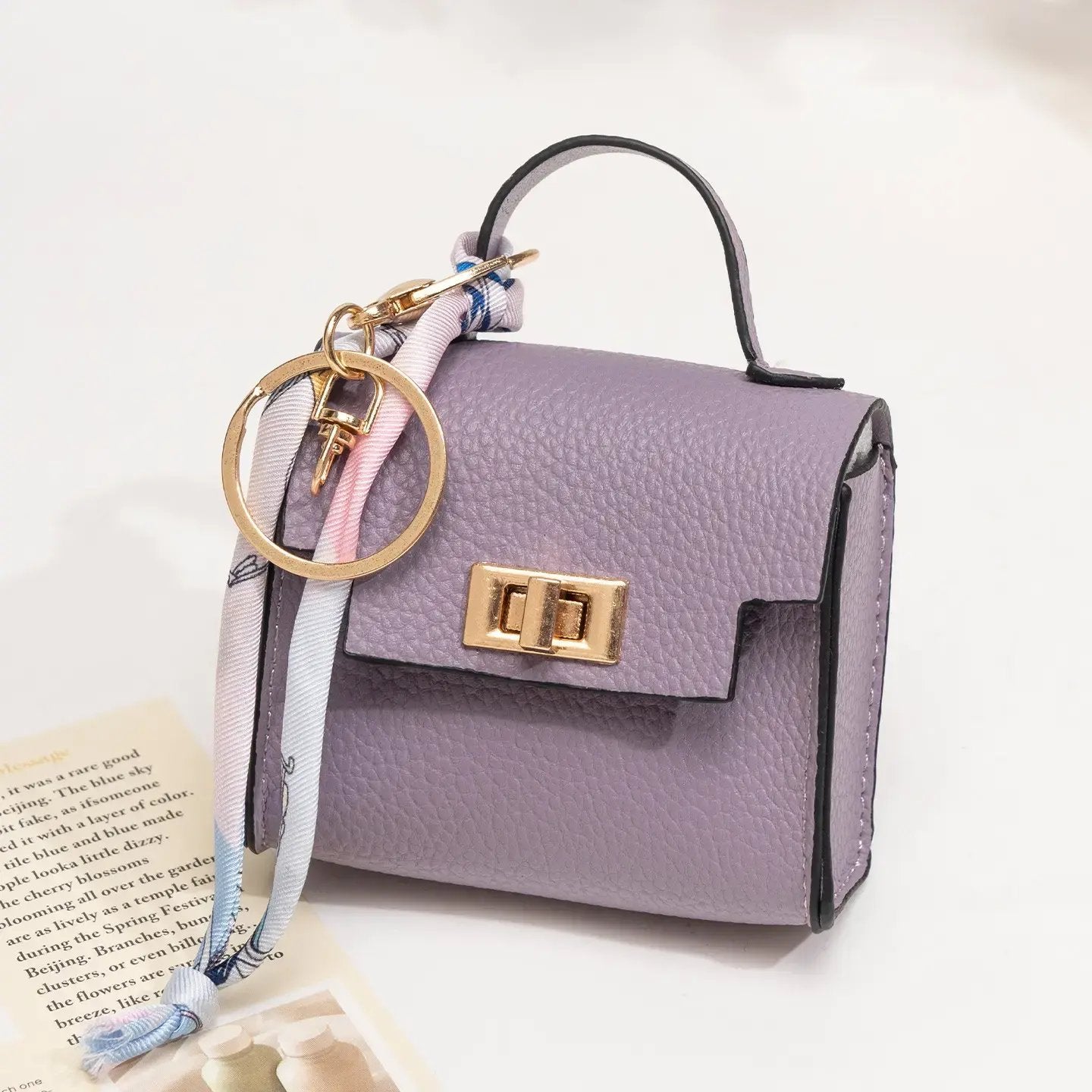 👜✨ Mini-borsa con ciondolo e foulard: - Pelle di alta qualità con cinturino colorato e un tocco di classe per la tua borsa preferita!