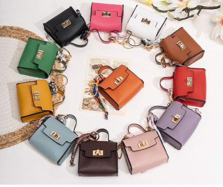 👜✨ Mini-borsa con ciondolo e foulard: - Pelle di alta qualità con cinturino colorato e un tocco di classe per la tua borsa preferita!