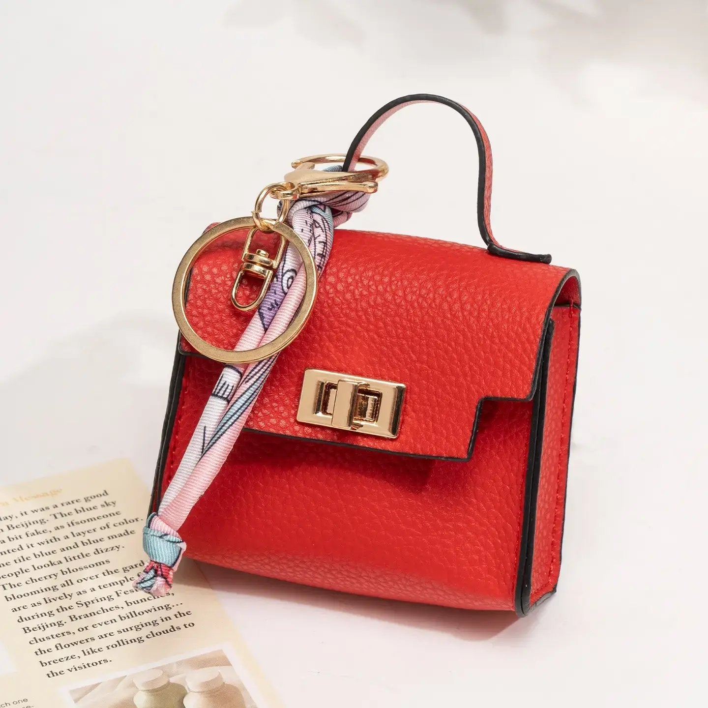 👜✨ Mini-borsa con ciondolo e foulard: - Pelle di alta qualità con cinturino colorato e un tocco di classe per la tua borsa preferita!