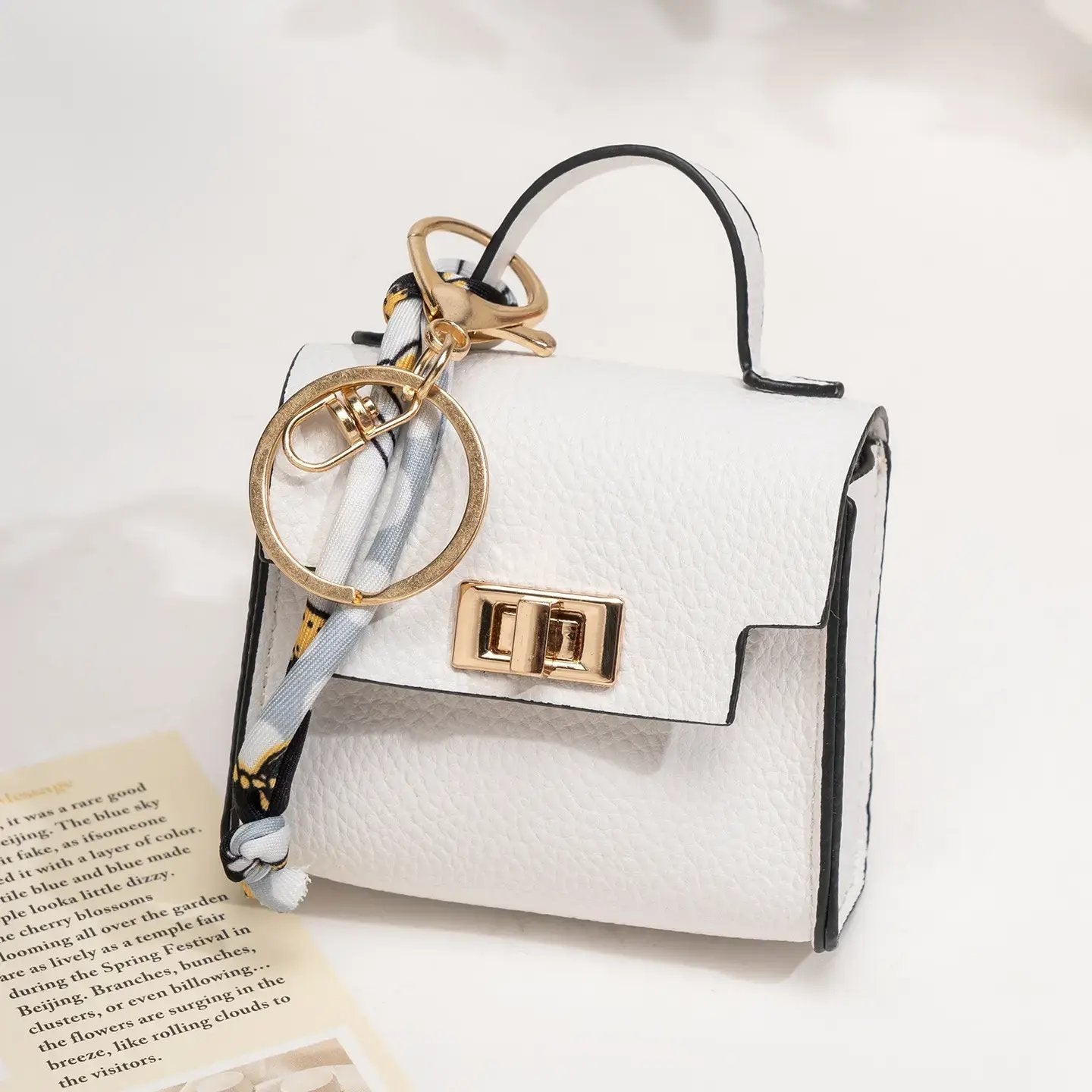 👜✨ Mini-borsa con ciondolo e foulard: - Pelle di alta qualità con cinturino colorato e un tocco di classe per la tua borsa preferita!