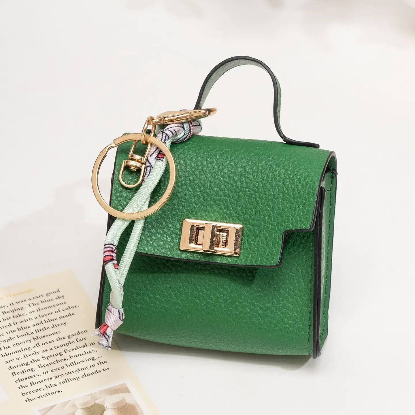 👜✨ Mini-borsa con ciondolo e foulard: - Pelle di alta qualità con cinturino colorato e un tocco di classe per la tua borsa preferita!