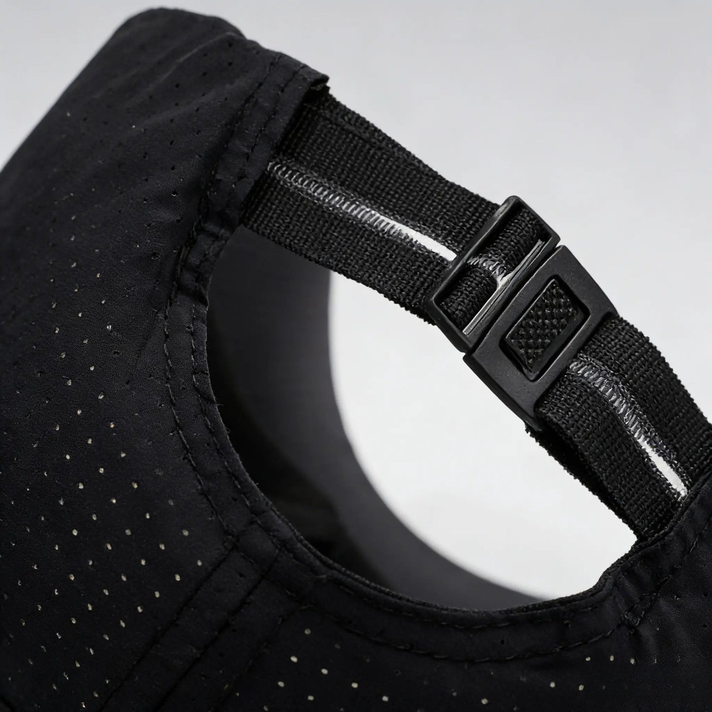 🏃‍♂️💨 Cappellino Blackout Airflow: Massimo Respiro e Stile Black Totale per i Tuoi Allenamenti!