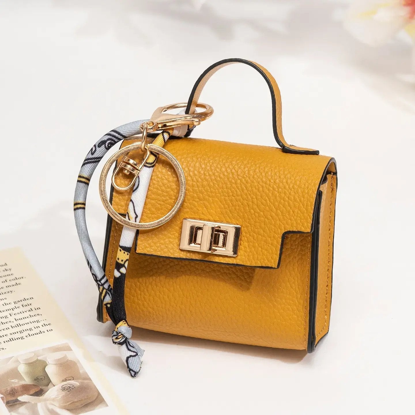 👜✨ Mini-borsa con ciondolo e foulard: - Pelle di alta qualità con cinturino colorato e un tocco di classe per la tua borsa preferita!