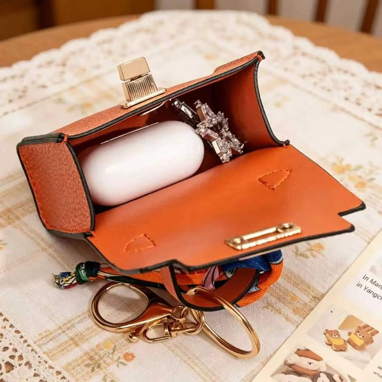 👜✨ Mini-borsa con ciondolo e foulard: - Pelle di alta qualità con cinturino colorato e un tocco di classe per la tua borsa preferita!