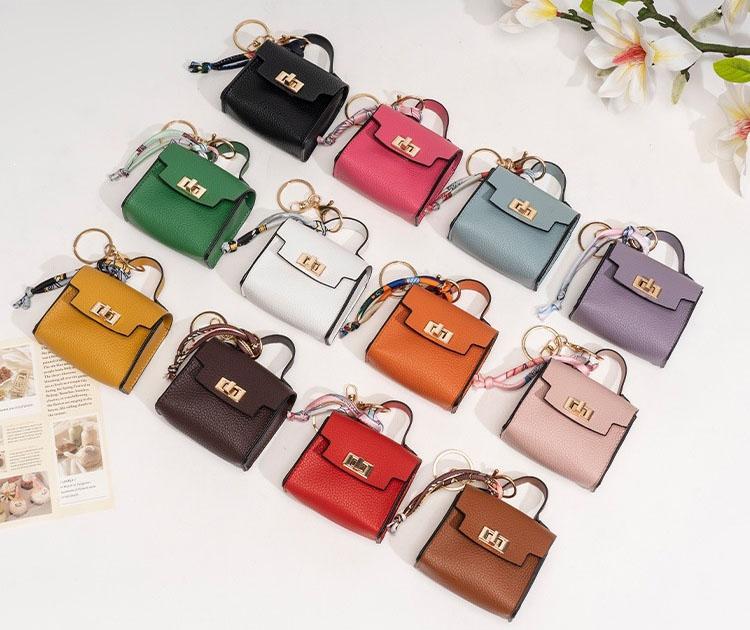 👜✨ Mini-borsa con ciondolo e foulard: - Pelle di alta qualità con cinturino colorato e un tocco di classe per la tua borsa preferita!