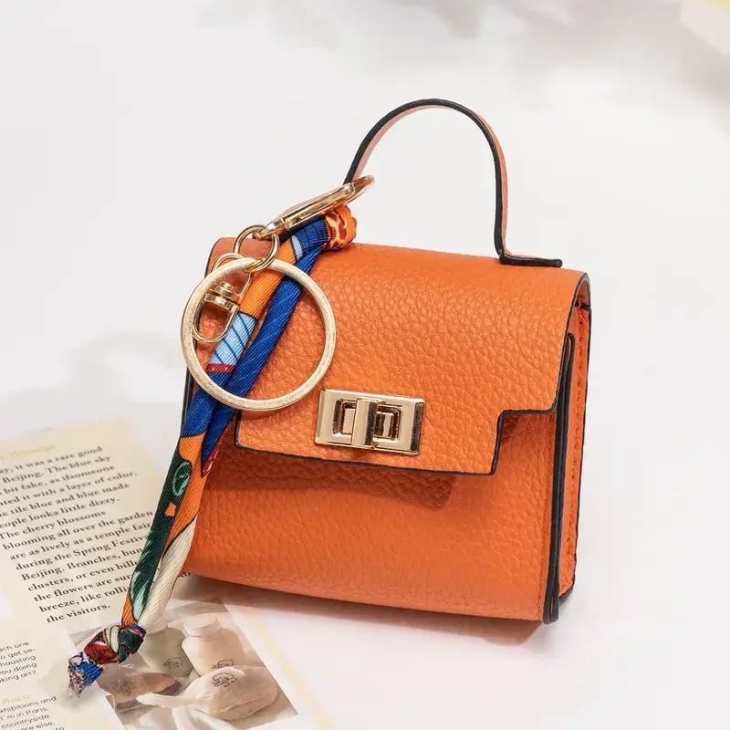 👜✨ Mini-borsa con ciondolo e foulard: - Pelle di alta qualità con cinturino colorato e un tocco di classe per la tua borsa preferita!