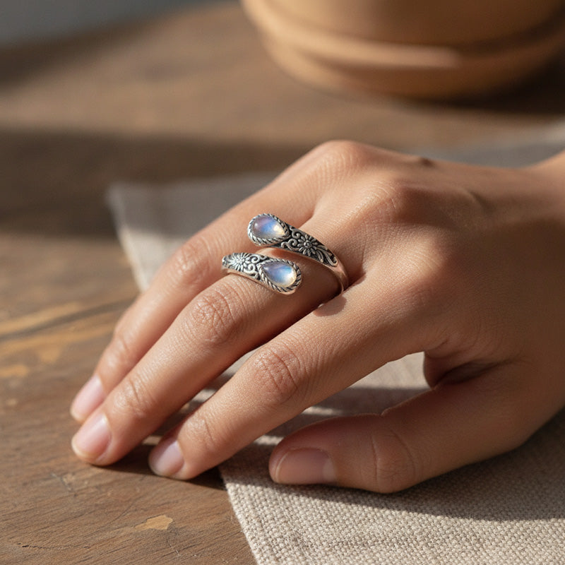 📢📢Prezzi Folli d'Estate ⏰Anello vintage regolabile aperto con zircone luminoso a goccia